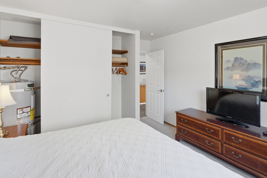 More Photos Of 4731 12th Ave NE, Seattle Apartments For Sale