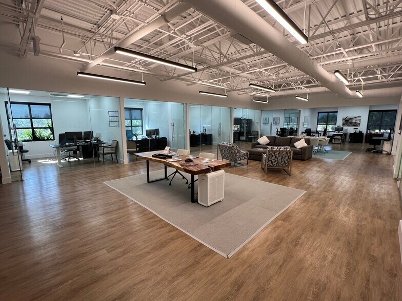 More Photos Of 10455 Riverside Dr, Palm Beach Gardens Flex For Lease