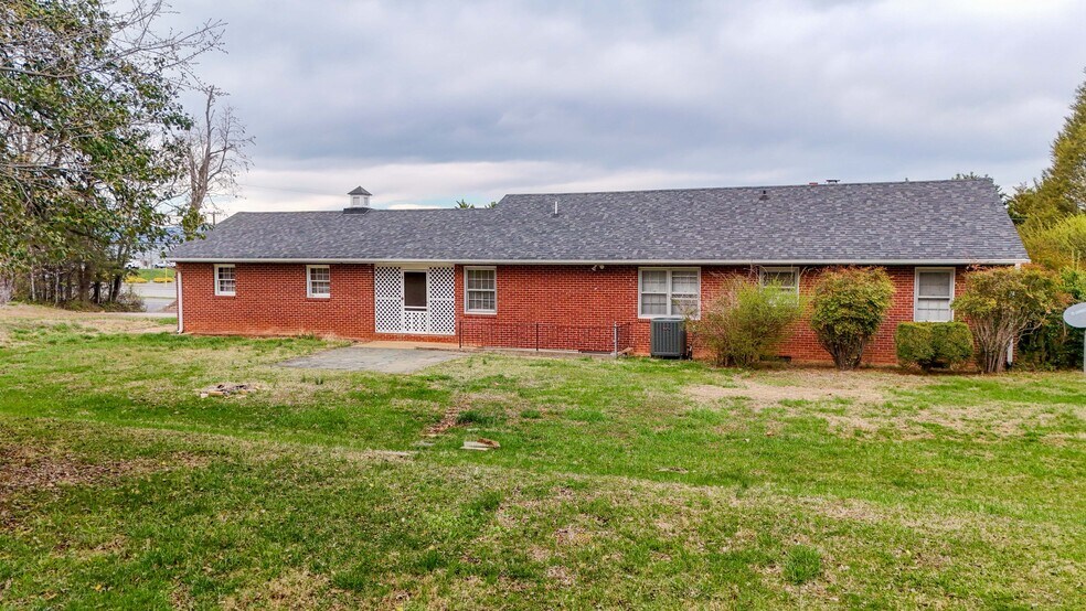 More Photos Of 1001 E Lynchburg Salem Tpke, Bedford Office For Sale