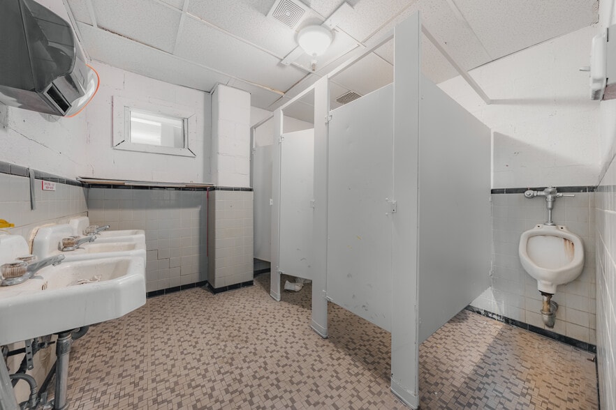 More Photos Of 555 Johnson Ave, Brooklyn Unknown For Lease