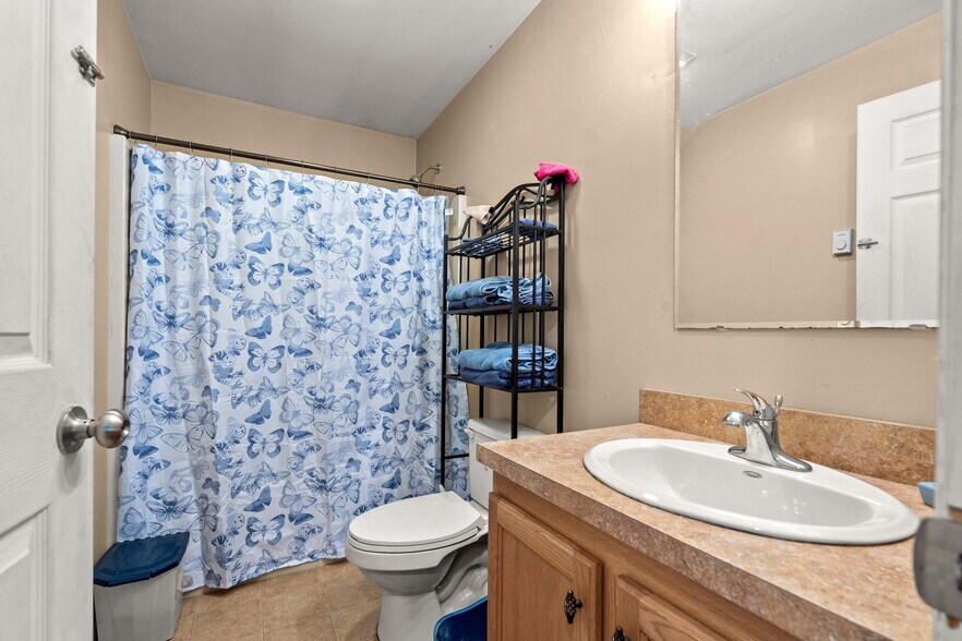 More Photos Of 25 Beacon St, Amesbury Showroom For Sale