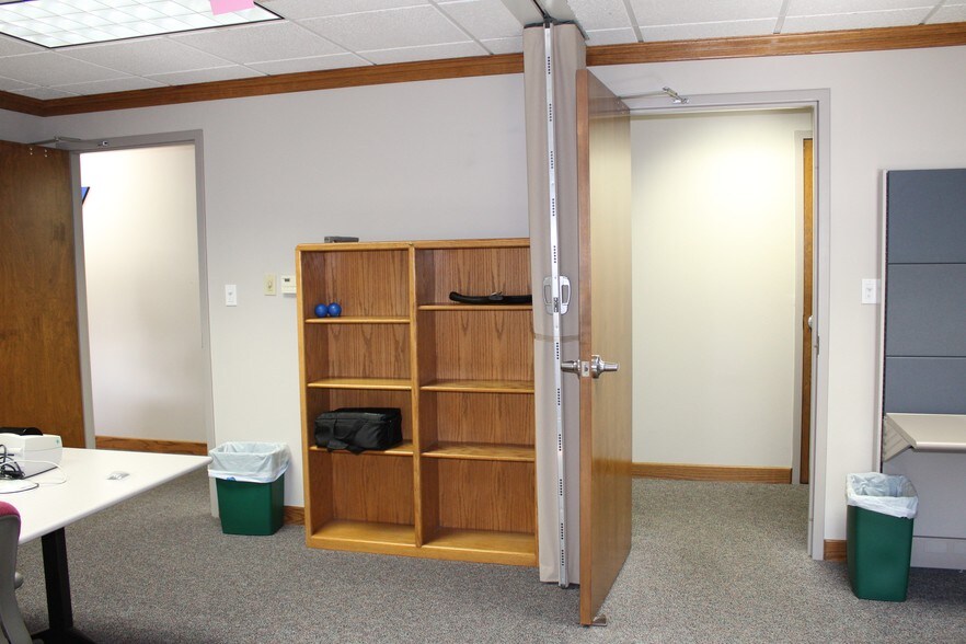 More Photos Of 304 S 20th St, Rogers Office For Sale