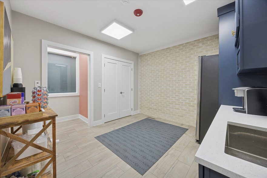 More Photos Of 4910 Main St, Downers Grove Office For Sale