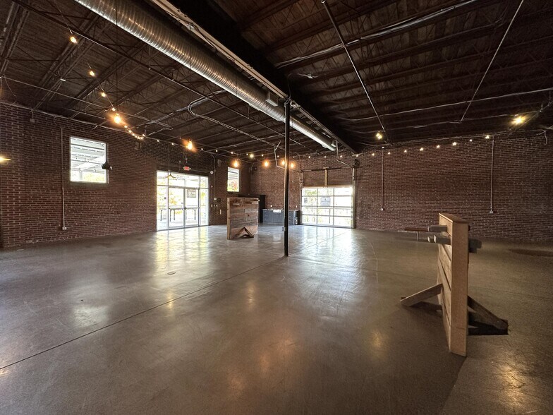 More Photos Of 25 Delano Dr, Greenville Restaurant For Lease