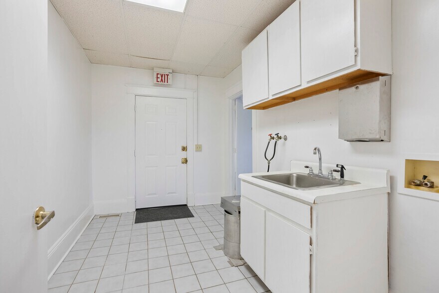 More Photos Of 611 Carthage St, Sanford Medical For Lease