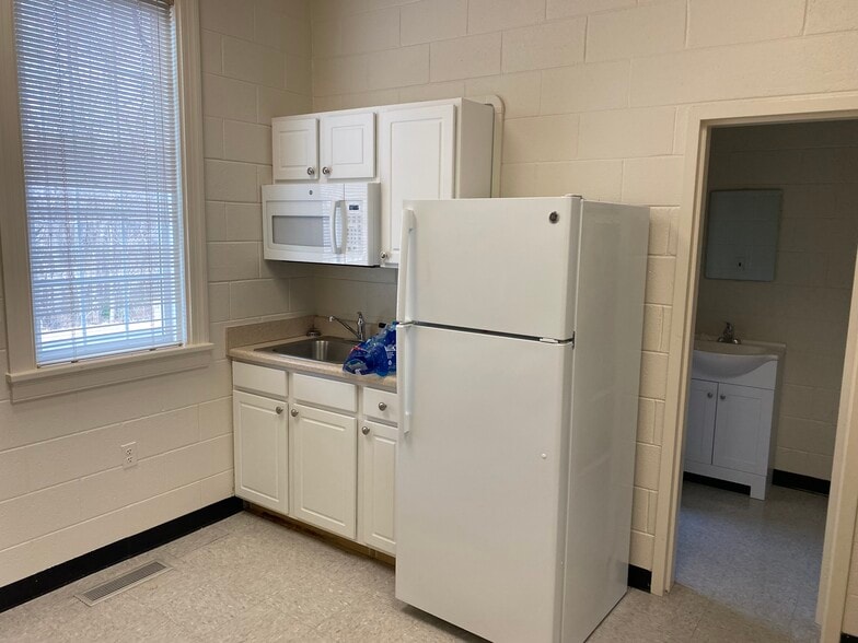 More Photos Of 1496 Anderson Hwy, Cumberland Bank For Lease