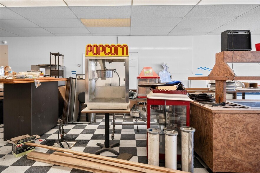 More Photos Of 120-124 E Crawford St, Deer Park Freestanding For Sale