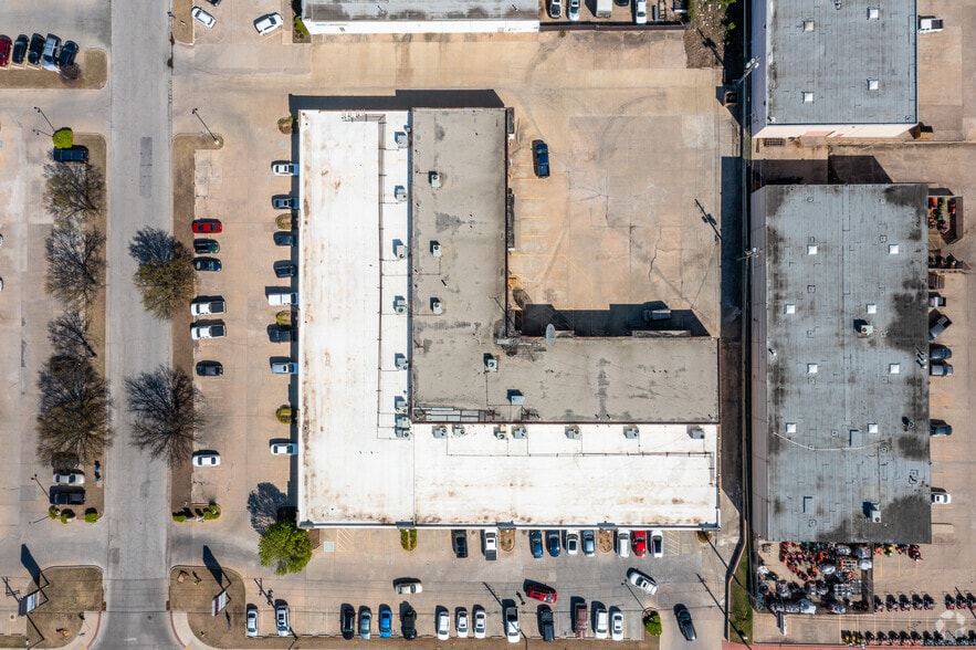 More Photos Of 5800-5807 S Garnett Rd, Tulsa Showroom For Lease