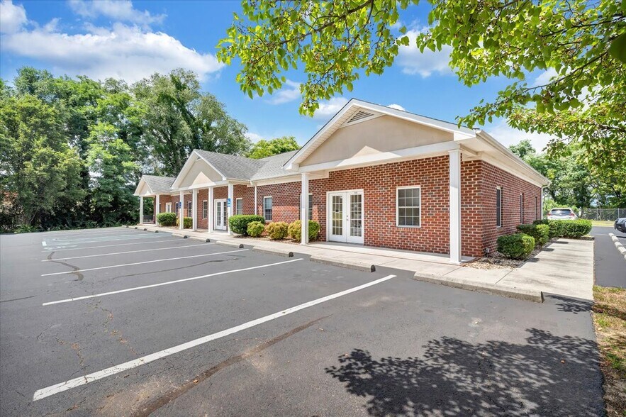 Primary Photo Of 1101-1109 Electric Rd, Salem Medical For Lease