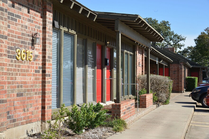 More Photos Of 3603-3617 W Pioneer Pky, Arlington Office For Lease