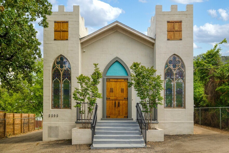 More Photos Of 2205 E 12th St, Austin Movie Radio TVStudio For Sale