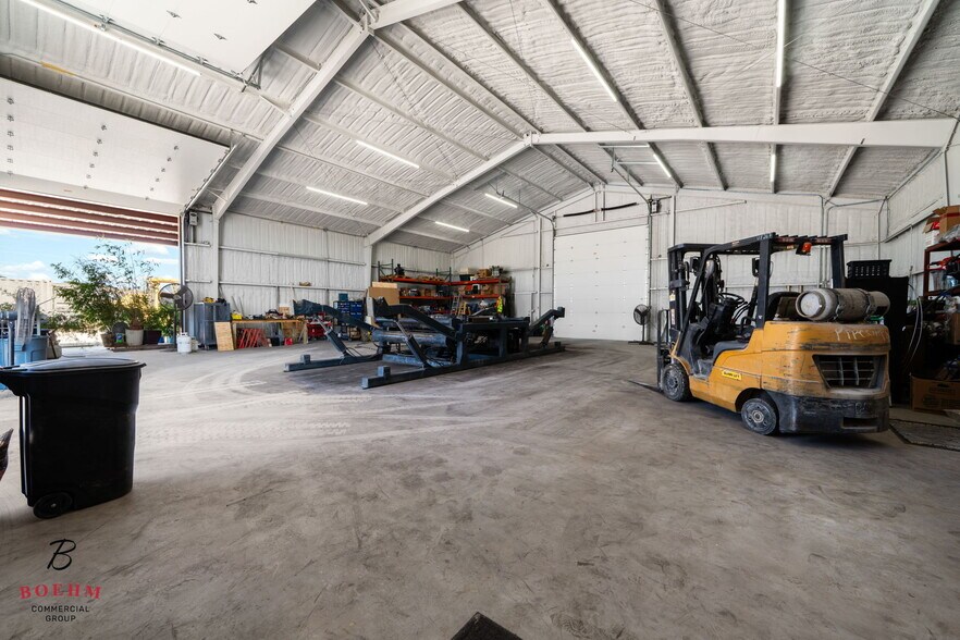 More Photos Of 9106 Highway 16, Pipe Creek Flex For Sale