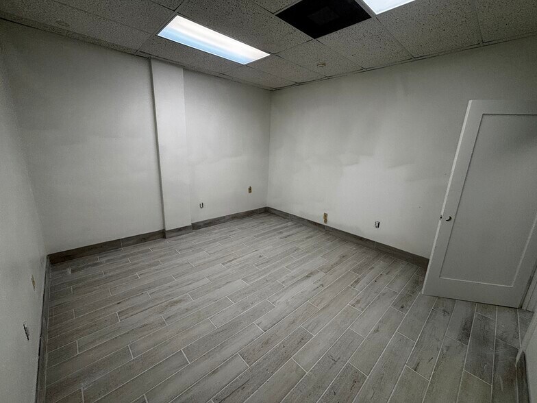 More Photos Of 1715 Independence Blvd, Sarasota Light Distribution For Lease