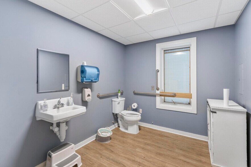 More Photos Of 1-3 Mill Pond Ln, Simsbury Office For Sale