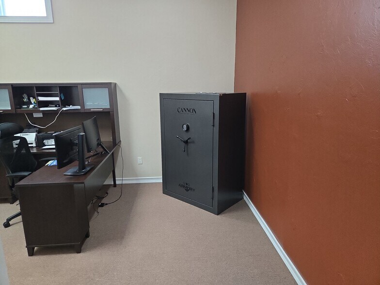 More Photos Of 1813 N Harrison St, Shawnee Flex For Lease