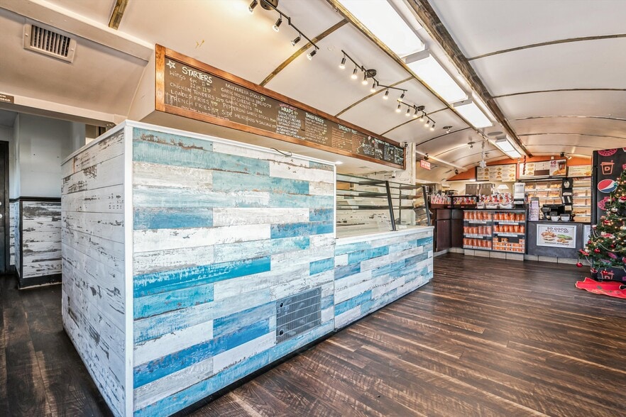 More Photos Of 20 County Road 39, Southampton Restaurant For Lease