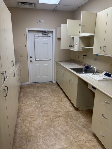 More Photos Of 1557 Lee Hwy, Staunton Office For Lease