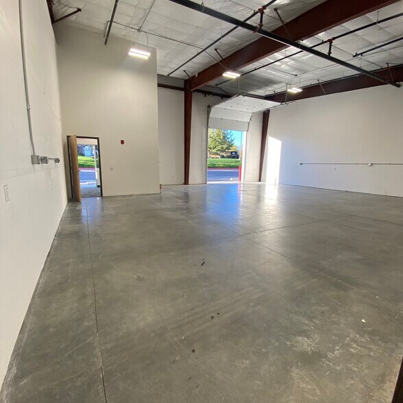 More Photos Of 2198 E Franklin Rd, Meridian Distribution For Lease