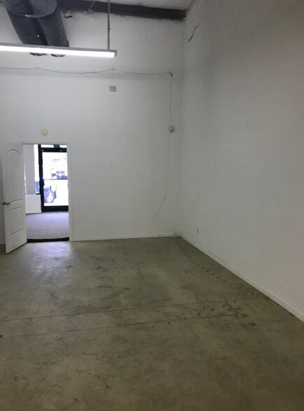 More Photos Of 409 Chicago Dr, Fayetteville Flex For Lease