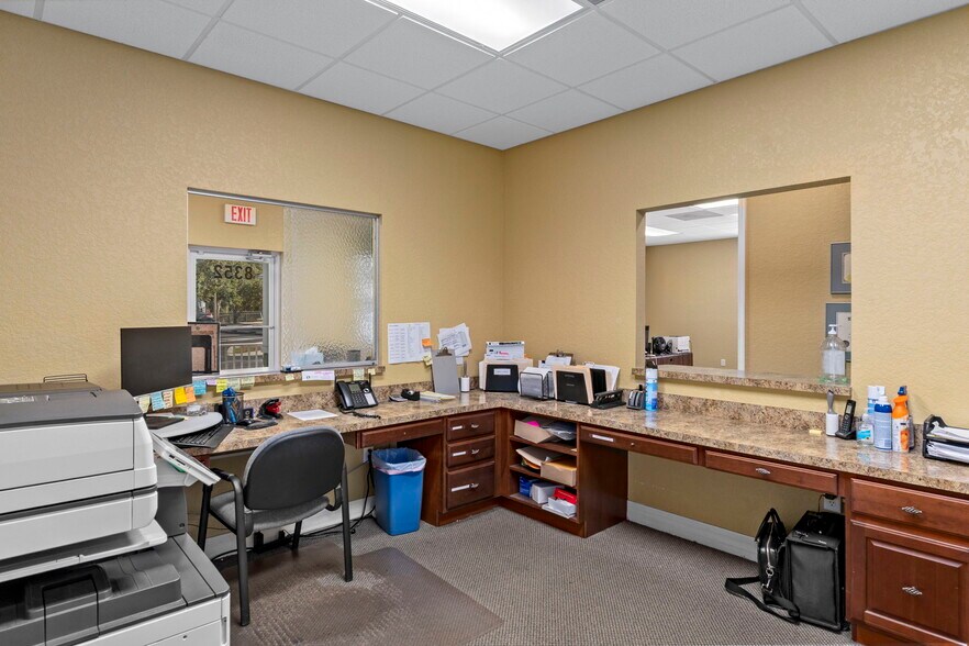 More Photos Of 8352 Forest Oaks Blvd, Spring Hill Office For Sale