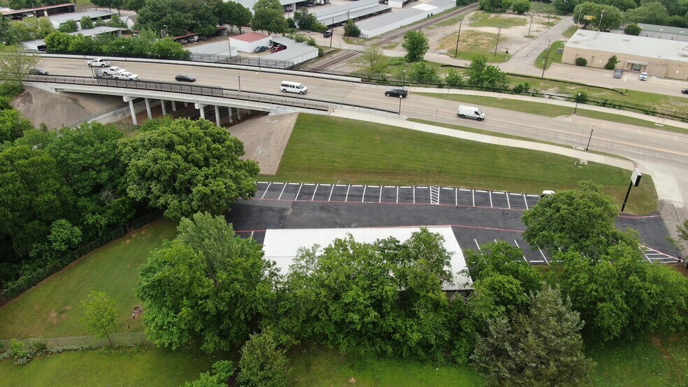 More Photos Of 100 Van Worth St, Mansfield Freestanding For Lease