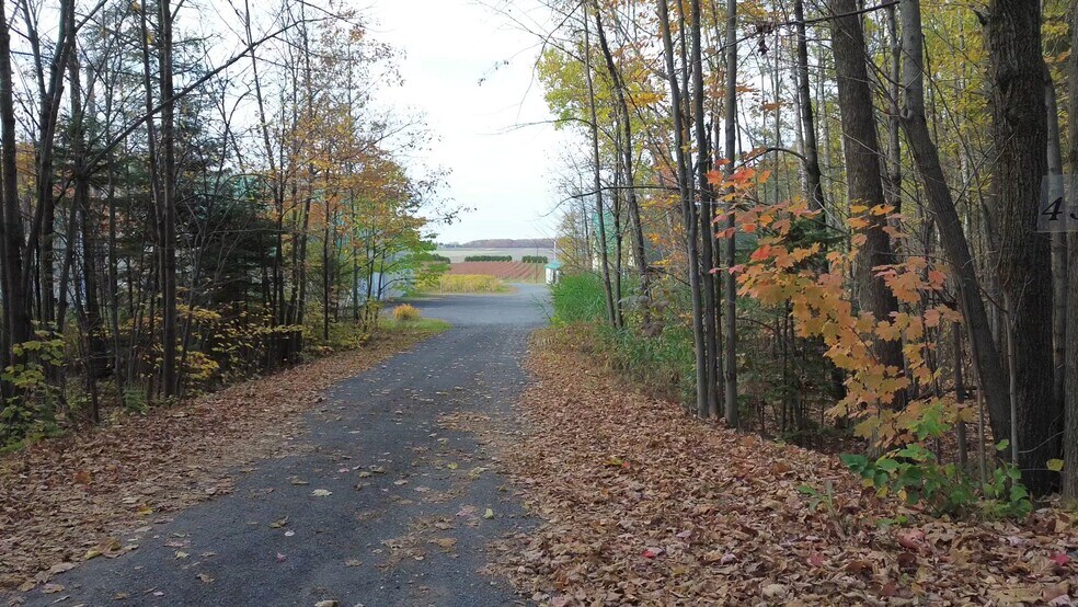 Primary Photo Of 4310 Chem. du Cordon, Varennes Winery Vineyard For Sale