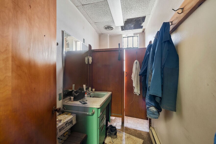 More Photos Of 1041 Niagara Ave, Niagara Falls Contractor Storage Yard For Sale