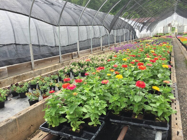 More Photos Of 2306 W Riverside Dr, Salem Specialty For Sale