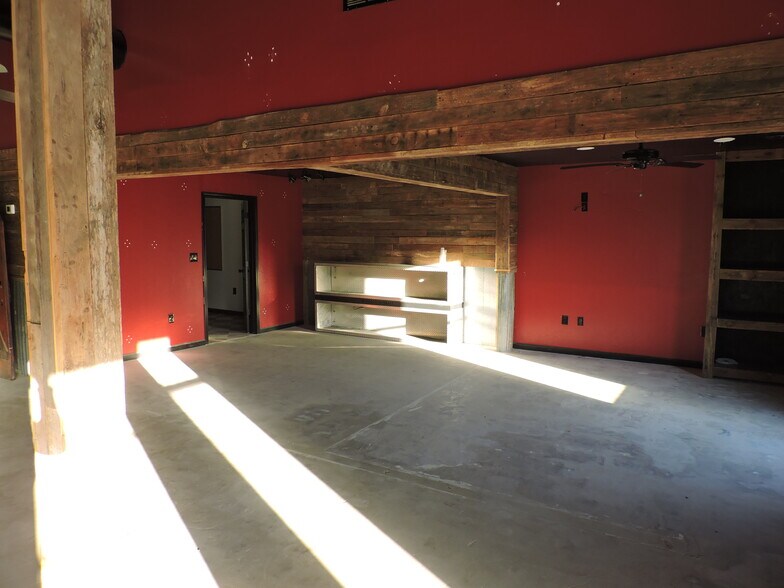 More Photos Of 920 W Mason St, Mabank Manufacturing For Sale