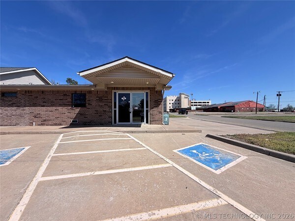 More Photos Of 1002 E Cherry St, Cushing Medical For Sale