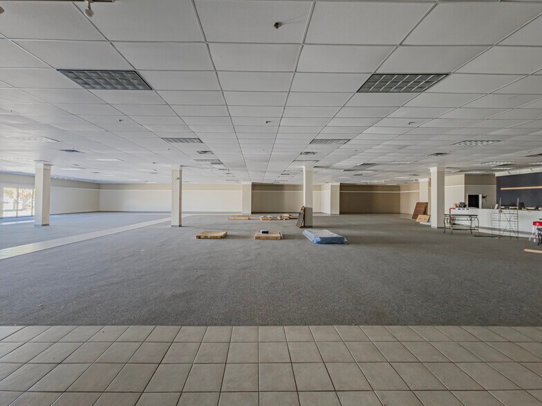 More Photos Of 640 E Washington Ave, Ashburn Freestanding For Sale