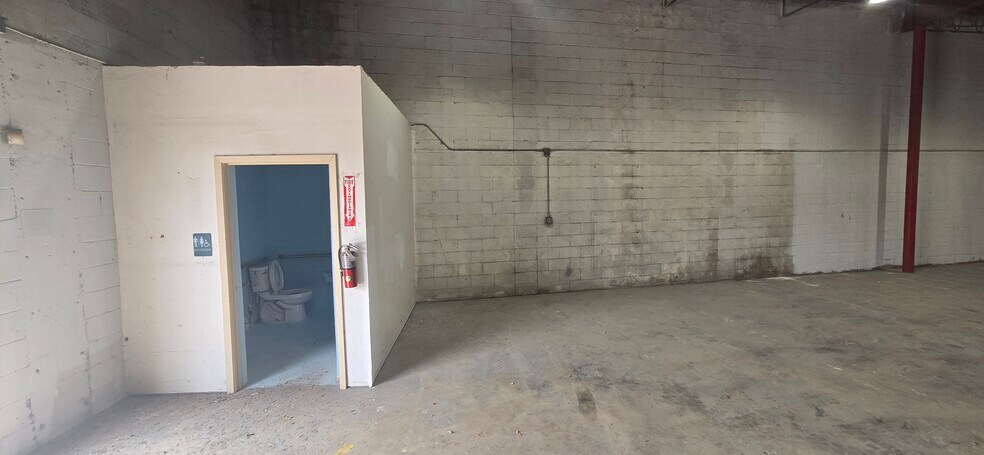 More Photos Of 10221 Beach Blvd, Jacksonville Warehouse For Lease