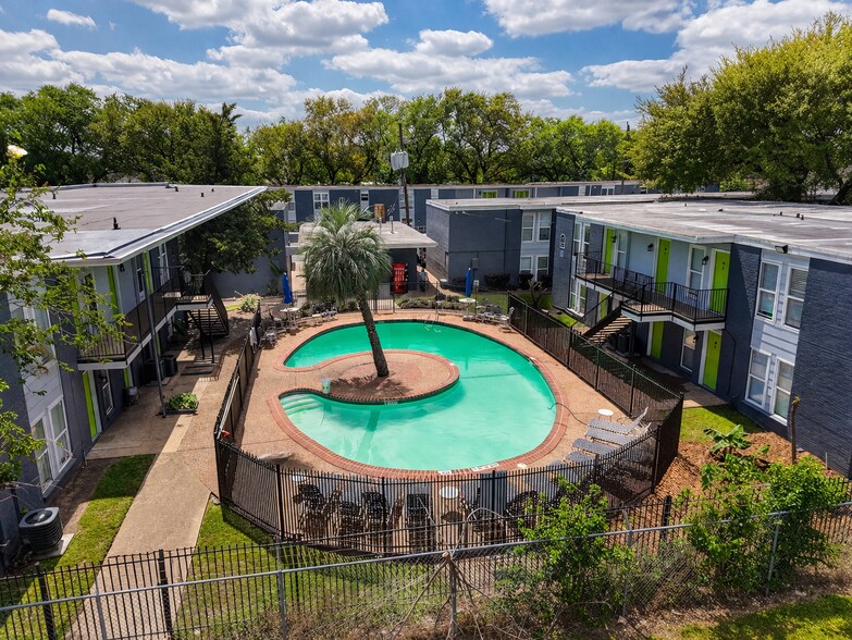 Primary Photo Of 3499 Evergreen Dr, Houston Apartments For Sale