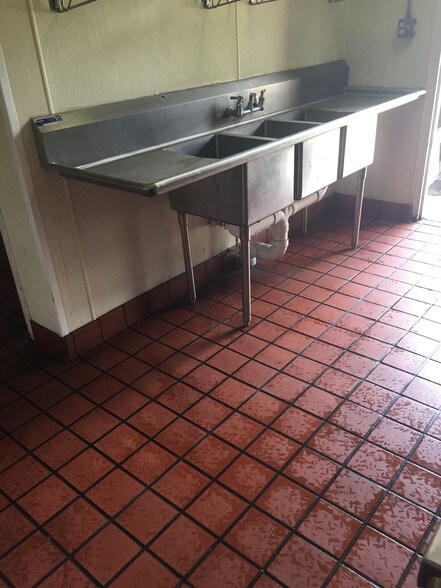 More Photos Of 1110 E Cherry St, Jesup Restaurant For Sale