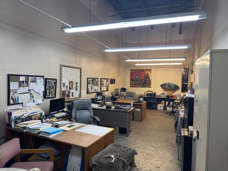 More Photos Of 197 Sand Island Access Rd, Honolulu Showroom For Lease