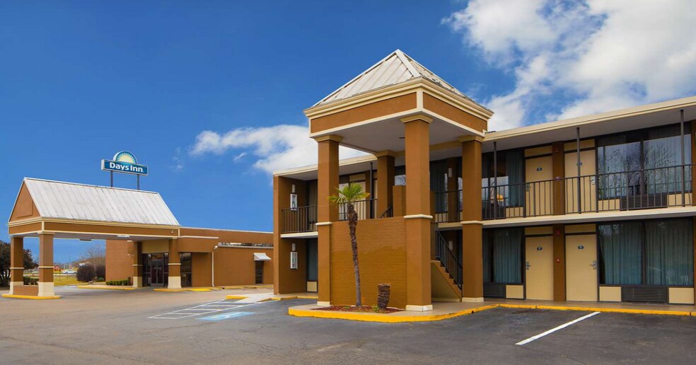 More Photos Of 1620 N University Ave, Lafayette Hotel For Sale