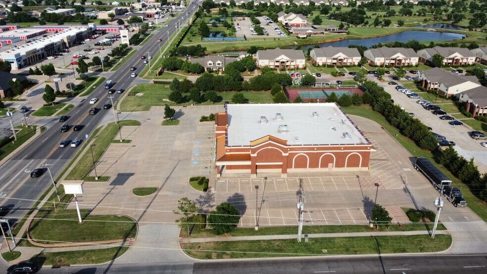 More Photos Of 1040 SW 19th St, Moore Drugstore For Lease