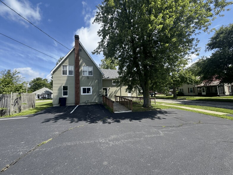 More Photos Of 1422 E Center St, Warsaw Freestanding For Sale
