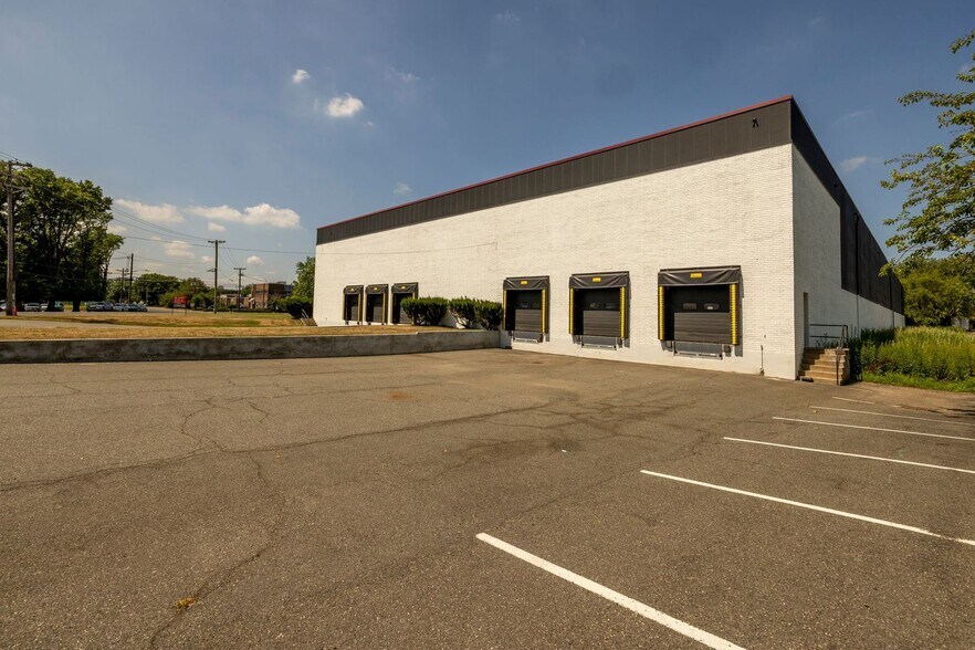 More Photos Of 299 Murray Hill Pky, East Rutherford Warehouse For Lease