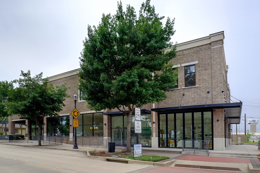 More Photos Of 409 N Oak St, Roanoke Storefront Retail Office For Lease