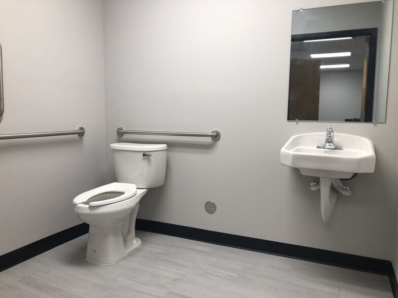 More Photos Of 731 S Route 21, Gurnee Office For Sale