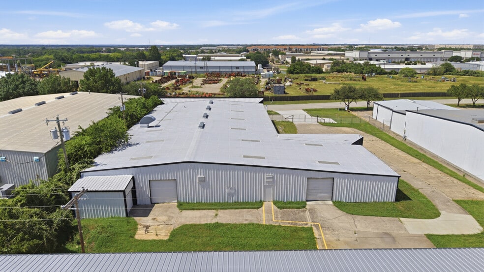 More Photos Of 1200 N Commercial Blvd, Arlington Warehouse For Sale