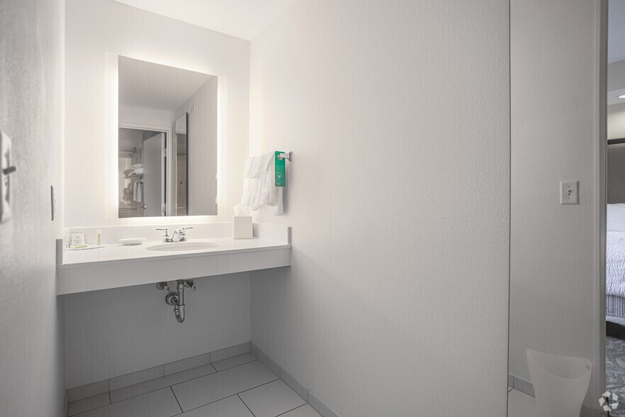 More Photos Of 450 Center Dr, Grand Rapids Hotel For Sale