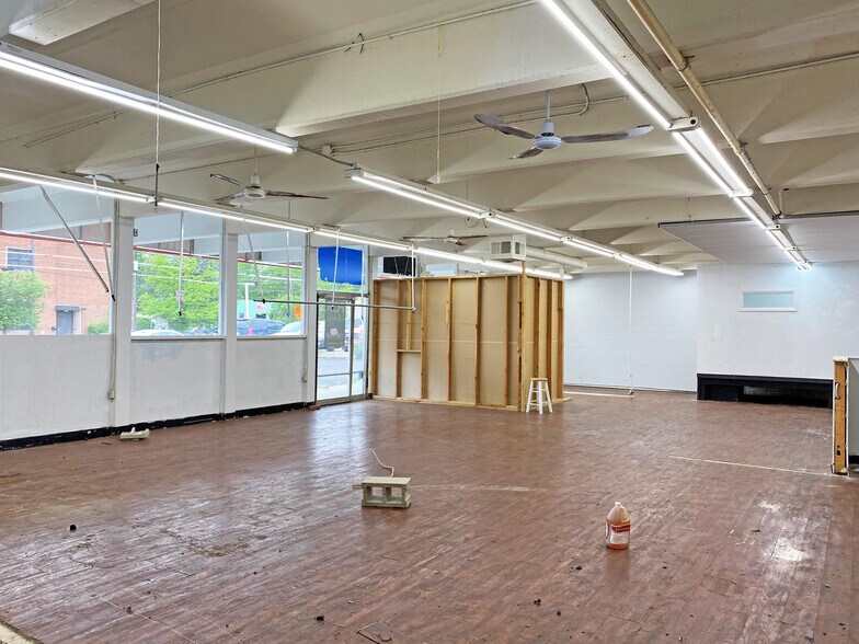 More Photos Of 32330 Grand River Ave, Farmington Freestanding For Lease