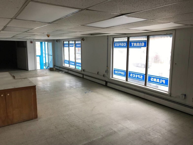 More Photos Of 62 Middlesex Tpke, Burlington Freestanding For Sale