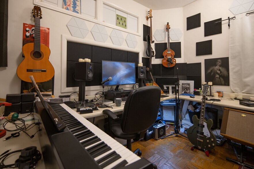 More Photos Of 1441 N McCadden Pl, Los Angeles Showroom For Sale