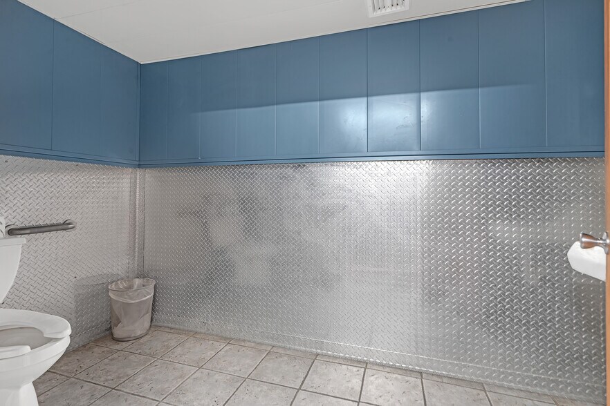 More Photos Of 3114 Tonnelle Ave, North Bergen Showroom For Lease
