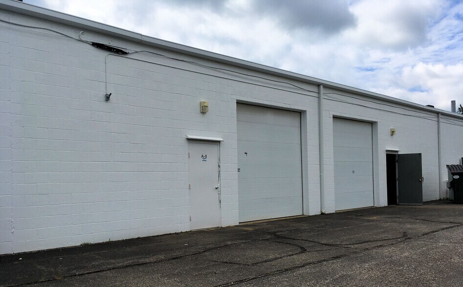 More Photos Of 9263 Ravenna Rd, Twinsburg Showroom For Lease