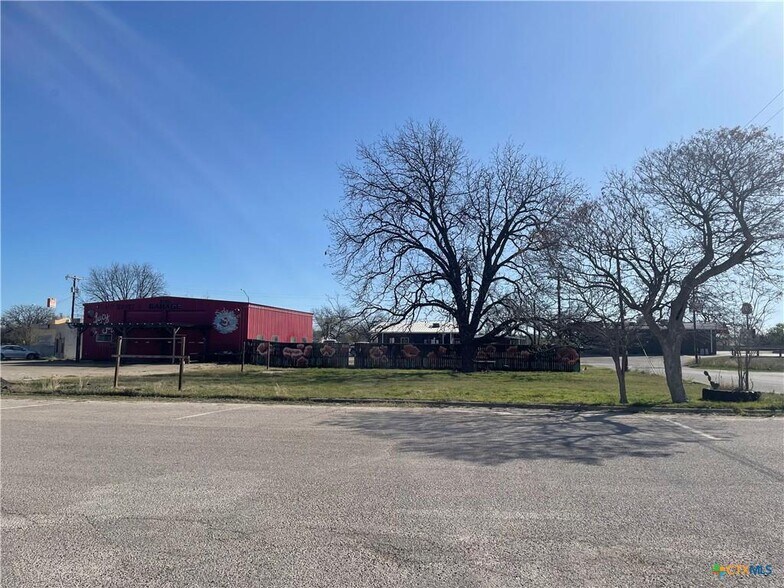 More Photos Of 1008 S Walnut St, Lampasas Freestanding For Sale