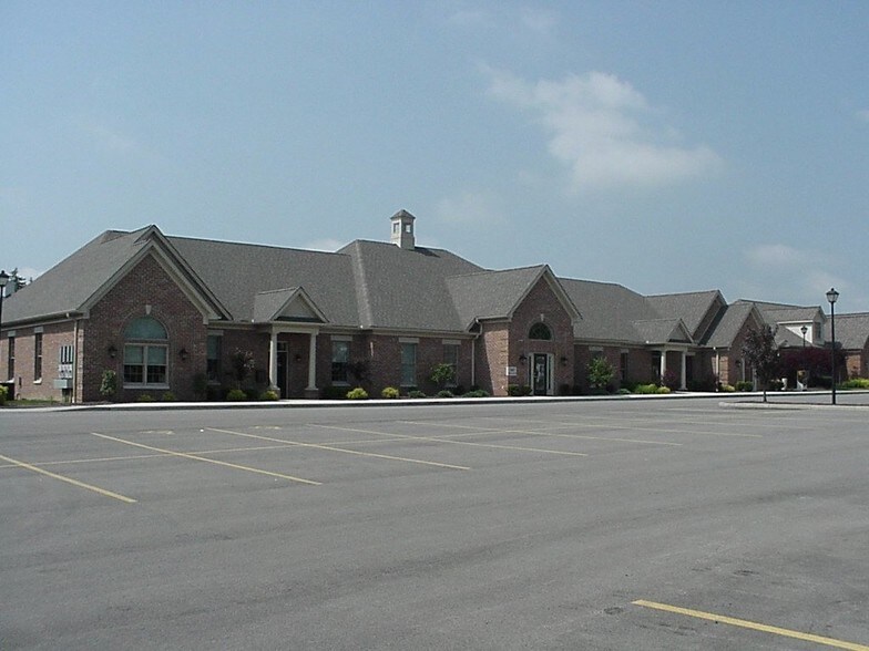 More Photos Of 821 Kentwood Dr, Youngstown Office For Lease